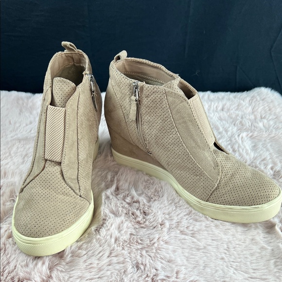 MIA Jena Beige Wedge Faux Suede Ankle Booties | Size 7.5 - Picture 1 of 11